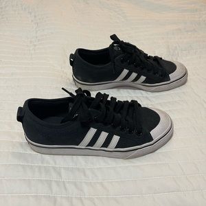 Adidas’s Nizza Men’s 7/ Women’s 8.5